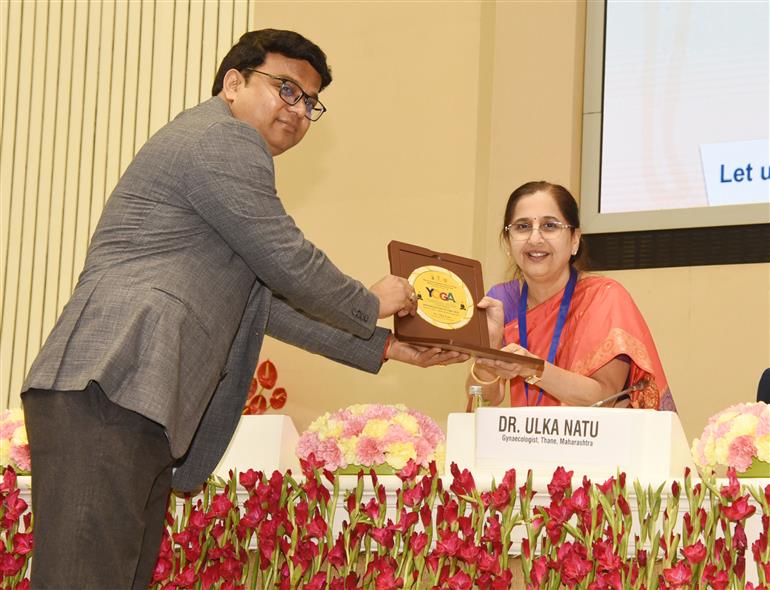 13 मार्च, 2026 को नई दिल्ली के विज्ञान भवन में आयुष मंत्रालय के तहत मोरारजी देसाई राष्ट्रीय योग संस्थान द्वारा अंतरराष्ट्रीय योग दिवस–2026 के वैश्विक आयोजन के 100 दिन के काउंटडाउन के शुभारंभ अवसर पर आयोजित ‘योग महोत्सव–2026 ’ कार्यक्रम की झलकियाँ। इस अवसर पर आयुष मंत्रालय के वरिष्ठ अधिकारी, प्रख्यात योग गुरु, वैज्ञानिक, चिकित्सा विशेषज्ञ, शिक्षाविद और योग समुदाय से जुड़े लोग कार्यक्रम के साक्षी बने।