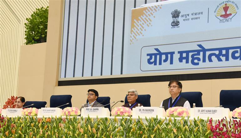 13 मार्च, 2026 को नई दिल्ली के विज्ञान भवन में आयुष मंत्रालय के तहत मोरारजी देसाई राष्ट्रीय योग संस्थान द्वारा अंतरराष्ट्रीय योग दिवस–2026 के वैश्विक आयोजन के 100 दिन के काउंटडाउन के शुभारंभ अवसर पर आयोजित ‘योग महोत्सव–2026 ’ कार्यक्रम की झलकियाँ। इस अवसर पर आयुष मंत्रालय के वरिष्ठ अधिकारी, प्रख्यात योग गुरु, वैज्ञानिक, चिकित्सा विशेषज्ञ, शिक्षाविद और योग समुदाय से जुड़े लोग कार्यक्रम के साक्षी बने।