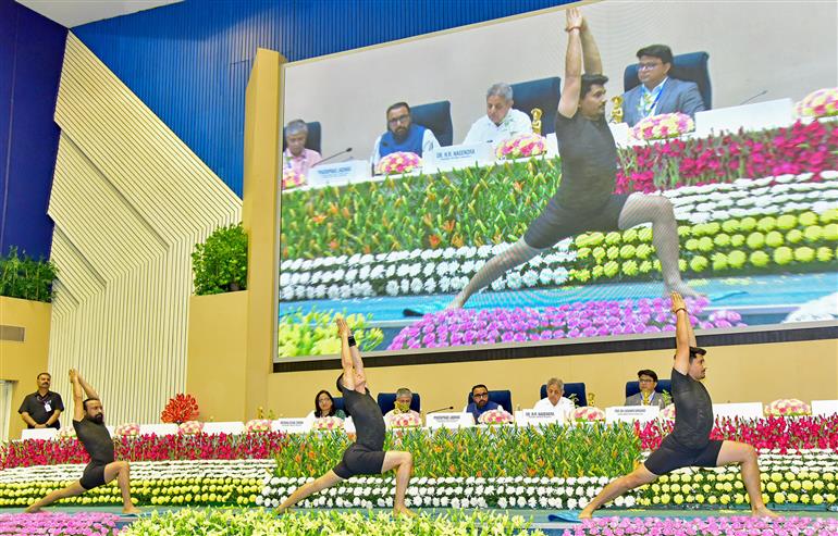 आयुष तथा स्वास्थ्य एवं परिवार कल्याण राज्य मंत्री (स्वतंत्र प्रभार) प्रतापराव जाधव ने 13 मार्च 2026 को नई दिल्ली के विज्ञान भवन में आयुष मंत्रालय के तहत मोरारजी देसाई राष्ट्रीय योग संस्थान द्वारा अंतरराष्ट्रीय योग दिवस–2026 से पहले आयोजित ‘योग महोत्सव–2026’ कार्यक्रम में शिरकत की।