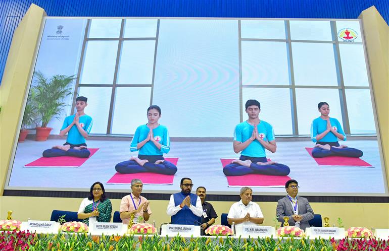 आयुष तथा स्वास्थ्य एवं परिवार कल्याण राज्य मंत्री (स्वतंत्र प्रभार) प्रतापराव जाधव ने 13 मार्च 2026 को नई दिल्ली के विज्ञान भवन में आयुष मंत्रालय के तहत मोरारजी देसाई राष्ट्रीय योग संस्थान द्वारा अंतरराष्ट्रीय योग दिवस–2026 से पहले आयोजित ‘योग महोत्सव–2026’ कार्यक्रम में शिरकत की।