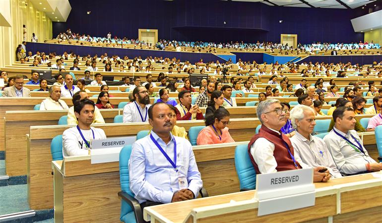 13 मार्च 2026 को नई दिल्ली के विज्ञान भवन में आयुष मंत्रालय के तहत मोरारजी देसाई राष्ट्रीय योग संस्थान द्वारा अंतरराष्ट्रीय योग दिवस–2026 से पहले आयोजित ‘योग महोत्सव–2026’ कार्यक्रम में उपस्थित लोग। इस अवसर पर आयुष तथा स्वास्थ्य एवं परिवार कल्याण राज्य मंत्री (स्वतंत्र प्रभार) प्रतापराव जाधव ने कार्यक्रम को संबोधित किया।