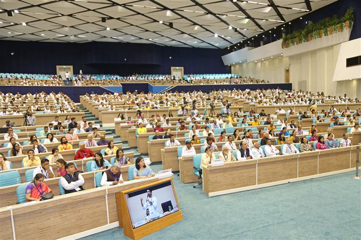 13 मार्च 2026 को नई दिल्ली के विज्ञान भवन में आयुष मंत्रालय के तहत मोरारजी देसाई राष्ट्रीय योग संस्थान द्वारा अंतरराष्ट्रीय योग दिवस–2026 से पहले आयोजित ‘योग महोत्सव–2026’ कार्यक्रम में उपस्थित लोग। इस अवसर पर आयुष तथा स्वास्थ्य एवं परिवार कल्याण राज्य मंत्री (स्वतंत्र प्रभार) प्रतापराव जाधव ने कार्यक्रम को संबोधित किया।