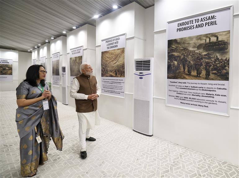 प्रधानमंत्री श्री नरेन्द्र मोदी ने 13 मार्च, 2026 को असम के गुवाहाटी में एक प्रदर्शनी का अवलोकन किया।
