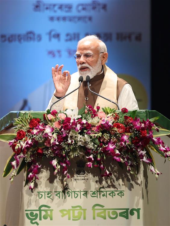 प्रधानमंत्री श्री नरेन्द्र मोदी 13 मार्च, 2026 को असम के गुवाहाटी में विभिन्न परियोजनाओं के उद्घाटन अवसर पर संबोधित करते हुए।