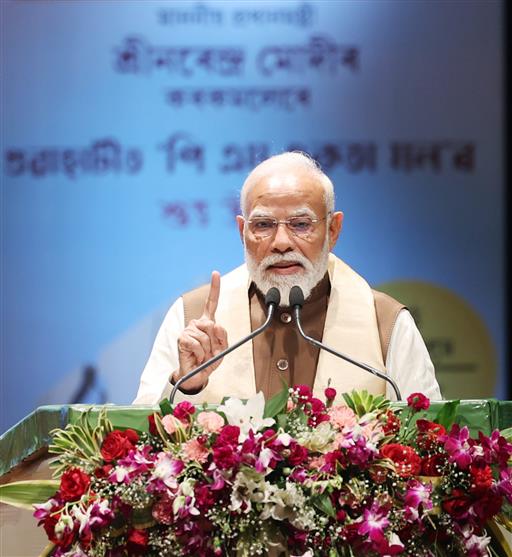 प्रधानमंत्री श्री नरेन्द्र मोदी 13 मार्च, 2026 को असम के गुवाहाटी में विभिन्न परियोजनाओं के उद्घाटन अवसर पर संबोधित करते हुए।