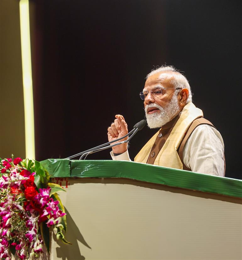 प्रधानमंत्री श्री नरेन्द्र मोदी 13 मार्च, 2026 को असम के गुवाहाटी में विभिन्न परियोजनाओं के उद्घाटन अवसर पर संबोधित करते हुए।