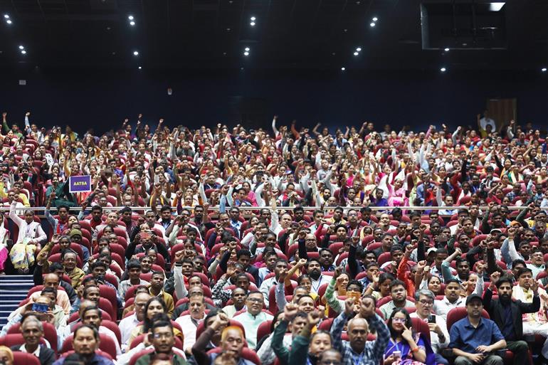 13 मार्च, 2026 को असम के गुवाहाटी में विभिन्न परियोजनाओं के उद्घाटन अवसर पर एकत्रित लोग। इस अवसर पर संबोधित करते हुए प्रधानमंत्री श्री नरेन्द्र मोदी।