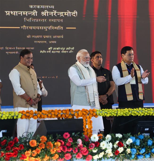 प्रधानमंत्री श्री नरेन्द्र मोदी ने 14 मार्च 2026 को असम के सिलचर में शिलॉन्ग-सिलचर कॉरिडोर का उद्घाटन एवं भूमि पूजन किया और साथ ही विभिन्न परियोजनाओं की आधारशिला रखी।