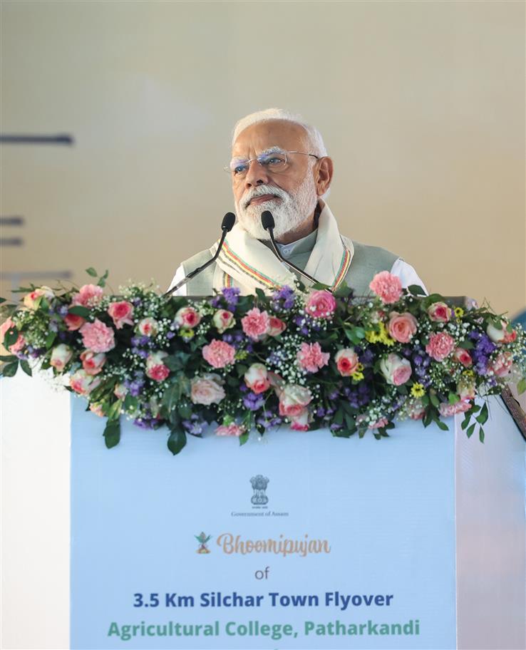 प्रधानमंत्री श्री नरेन्द्र मोदी 14 मार्च 2026 को असम के सिलचर में विभिन्न परियोजनाओं के भूमि पूजन के अवसर पर संबोधित करते हुए।