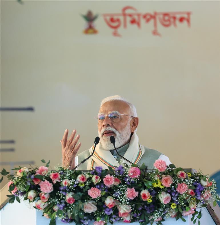 प्रधानमंत्री श्री नरेन्द्र मोदी 14 मार्च 2026 को असम के सिलचर में विभिन्न परियोजनाओं के भूमि पूजन के अवसर पर संबोधित करते हुए।