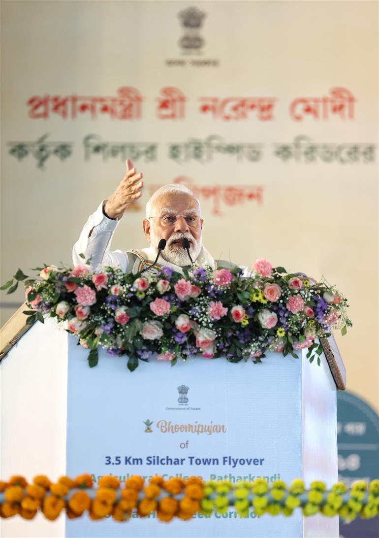 प्रधानमंत्री श्री नरेन्द्र मोदी 14 मार्च 2026 को असम के सिलचर में विभिन्न परियोजनाओं के भूमि पूजन के अवसर पर संबोधित करते हुए।
