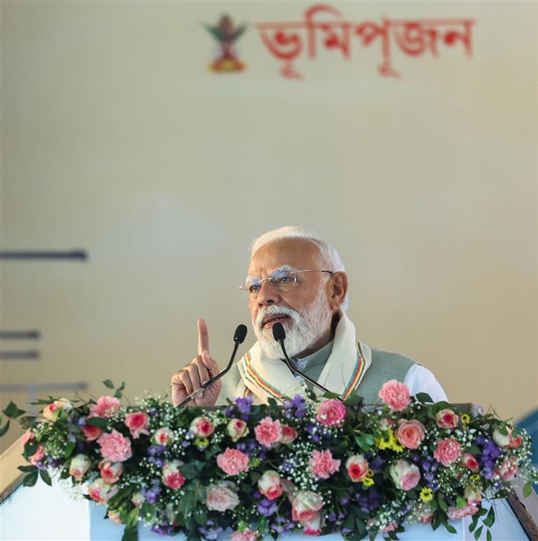 प्रधानमंत्री श्री नरेन्द्र मोदी 14 मार्च 2026 को असम के सिलचर में विभिन्न परियोजनाओं के भूमि पूजन के अवसर पर संबोधित करते हुए।