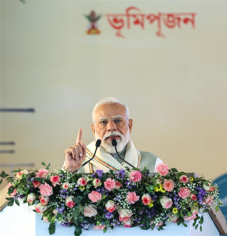 प्रधानमंत्री श्री नरेन्द्र मोदी 14 मार्च 2026 को असम के सिलचर में विभिन्न परियोजनाओं के भूमि पूजन के अवसर पर संबोधित करते हुए।