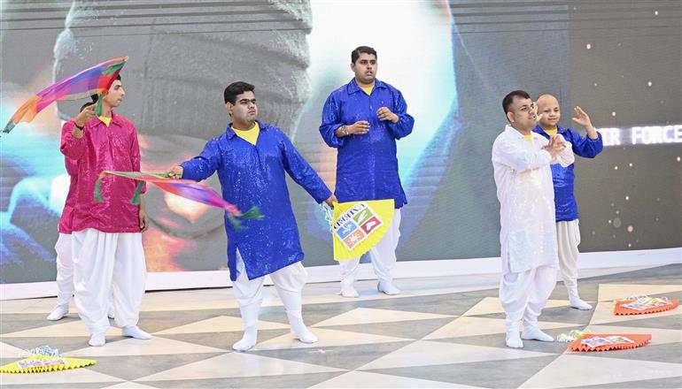 राष्ट्रपति श्रीमती द्रौपदी मुर्मु ने 13 मार्च 2026 को नई दिल्ली में समावेशिता, सुलभता और दिव्यांगजनों के सशक्तिकरण के उत्सव की एक महत्वपूर्ण पहल 'पर्पल फेस्ट – दिल्ली 2026' में शिरकत की। साथ में उपभोक्ता मामले, खाद्य और सार्वजनिक वितरण तथा सामाजिक न्याय एवं अधिकारिता राज्य मंत्री श्री बी. एल. वर्मा भी हैं।