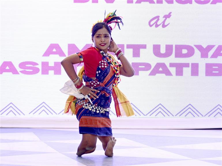 राष्ट्रपति श्रीमती द्रौपदी मुर्मु ने 13 मार्च 2026 को नई दिल्ली में समावेशिता, सुलभता और दिव्यांगजनों के सशक्तिकरण के उत्सव की एक महत्वपूर्ण पहल 'पर्पल फेस्ट – दिल्ली 2026' में शिरकत की। साथ में उपभोक्ता मामले, खाद्य और सार्वजनिक वितरण तथा सामाजिक न्याय एवं अधिकारिता राज्य मंत्री श्री बी. एल. वर्मा भी हैं।