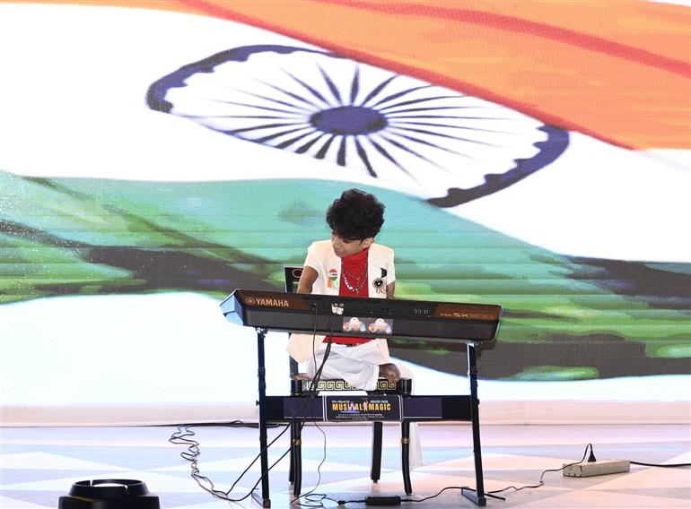 राष्ट्रपति श्रीमती द्रौपदी मुर्मु ने 13 मार्च 2026 को नई दिल्ली में समावेशिता, सुलभता और दिव्यांगजनों के सशक्तिकरण के उत्सव की एक महत्वपूर्ण पहल 'पर्पल फेस्ट – दिल्ली 2026' में शिरकत की। साथ में उपभोक्ता मामले, खाद्य और सार्वजनिक वितरण तथा सामाजिक न्याय एवं अधिकारिता राज्य मंत्री श्री बी. एल. वर्मा भी हैं।