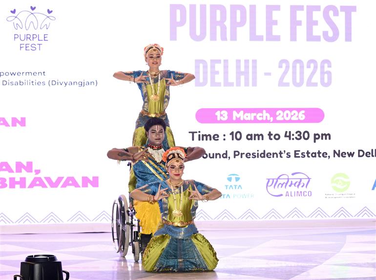 राष्ट्रपति श्रीमती द्रौपदी मुर्मु ने 13 मार्च 2026 को नई दिल्ली में समावेशिता, सुलभता और दिव्यांगजनों के सशक्तिकरण के उत्सव की एक महत्वपूर्ण पहल 'पर्पल फेस्ट – दिल्ली 2026' में शिरकत की। साथ में उपभोक्ता मामले, खाद्य और सार्वजनिक वितरण तथा सामाजिक न्याय एवं अधिकारिता राज्य मंत्री श्री बी. एल. वर्मा भी हैं।