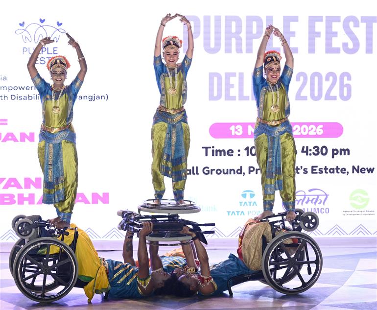 राष्ट्रपति श्रीमती द्रौपदी मुर्मु ने 13 मार्च 2026 को नई दिल्ली में समावेशिता, सुलभता और दिव्यांगजनों के सशक्तिकरण के उत्सव की एक महत्वपूर्ण पहल 'पर्पल फेस्ट – दिल्ली 2026' में शिरकत की। साथ में उपभोक्ता मामले, खाद्य और सार्वजनिक वितरण तथा सामाजिक न्याय एवं अधिकारिता राज्य मंत्री श्री बी. एल. वर्मा भी हैं।