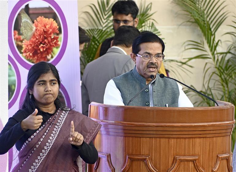 उपभोक्ता मामले, खाद्य और सार्वजनिक वितरण तथा सामाजिक न्याय एवं अधिकारिता राज्य मंत्री श्री बी. एल. वर्मा 13 मार्च 2026 को नई दिल्ली में समावेशिता, सुलभता और दिव्यांगजनों के सशक्तिकरण के उत्सव की एक महत्वपूर्ण पहल 'पर्पल फेस्ट – दिल्ली 2026' को संबोधित करते हुए।