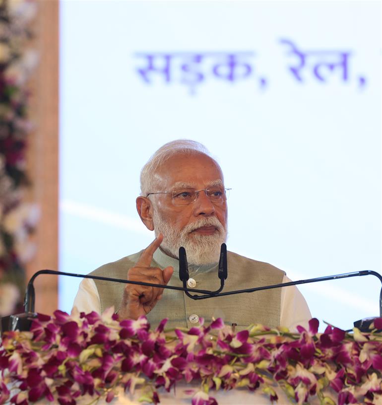 प्रधानमंत्री श्री नरेन्द्र मोदी 14 मार्च 2026 को पश्चिम बंगाल के कोलकाता में विभिन्न विकास परियोजनाओं का उद्घाटन और शिलान्यास करने के अवसर पर संबोधित करते हुए।