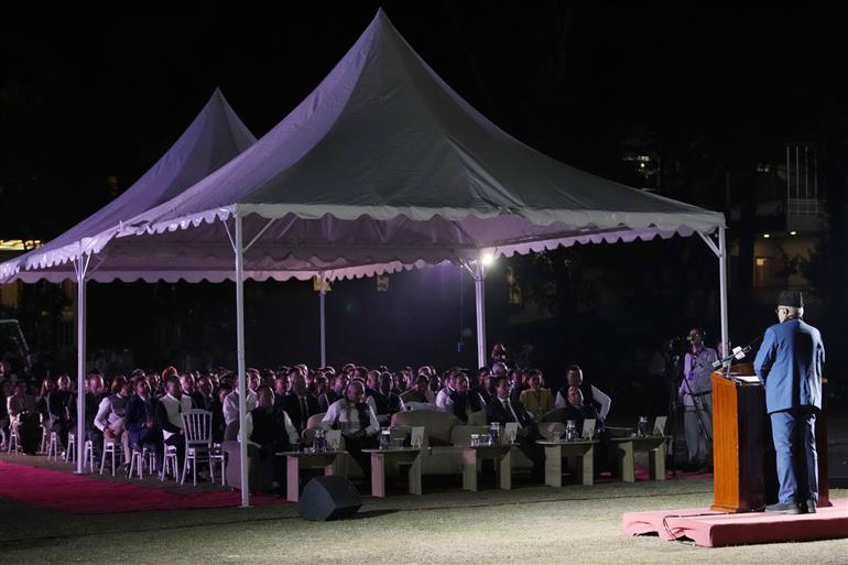 उपराष्ट्रपति श्री सी. पी. राधाकृष्णन 06 मार्च, 2026 को मिजोरम के आइजोल में लोक भवन में मिजोरम के राज्यपाल जनरल (डॉ.) वी.के. सिंह (सेवानिवृत्त) द्वारा आयोजित एक सांस्कृतिक संध्या कार्यक्रम का आनंद लेते हुए।