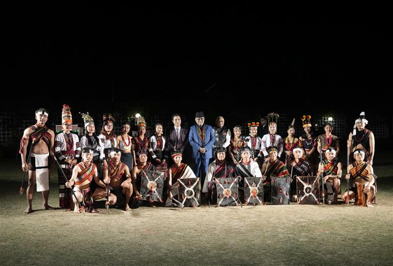 उपराष्ट्रपति श्री सी. पी. राधाकृष्णन 06 मार्च, 2026 को मिजोरम के आइजोल में लोक भवन में मिजोरम के राज्यपाल जनरल (डॉ.) वी.के. सिंह (सेवानिवृत्त) द्वारा आयोजित एक सांस्कृतिक संध्या कार्यक्रम का आनंद लेते हुए।