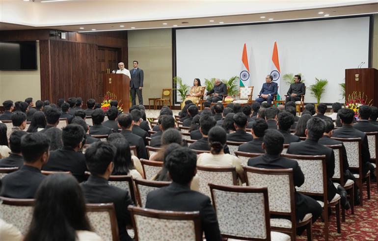 भारतीय राजस्व सेवा (आयकर) के 79वें बैच के प्रशिक्षु अधिकारी 13 मार्च, 2026 को नई दिल्ली स्थित उपराष्ट्रपति भवन में उपराष्ट्रपति श्री सी. पी. राधाकृष्णन से मुलाकात करते हुए।