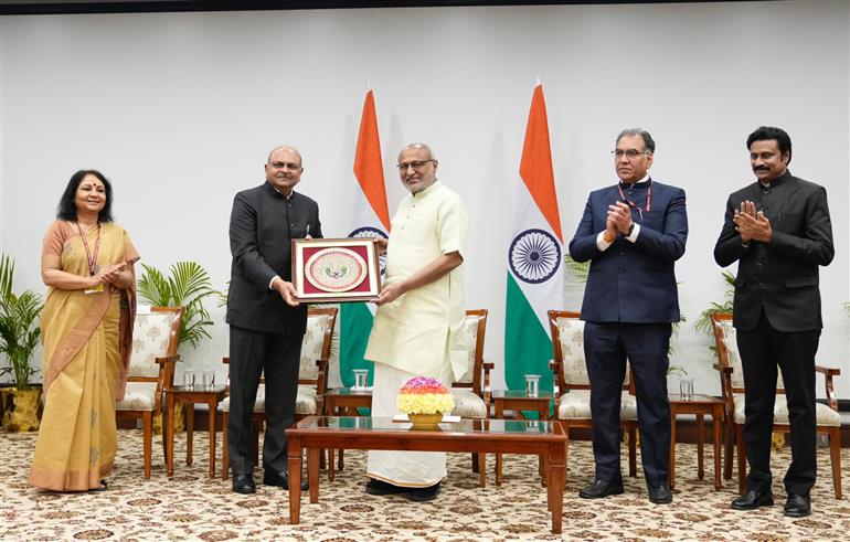 भारतीय राजस्व सेवा (आयकर) के 79वें बैच के प्रशिक्षु अधिकारी 13 मार्च, 2026 को नई दिल्ली स्थित उपराष्ट्रपति भवन में उपराष्ट्रपति श्री सी. पी. राधाकृष्णन से मुलाकात करते हुए।