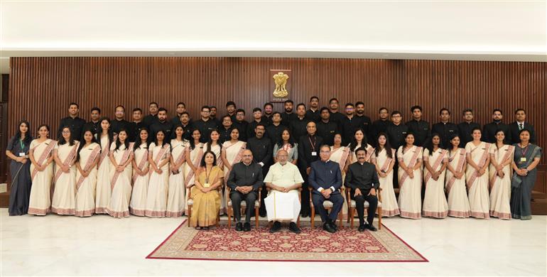 भारतीय राजस्व सेवा (आयकर) के 79वें बैच के प्रशिक्षु अधिकारी 13 मार्च, 2026 को नई दिल्ली स्थित उपराष्ट्रपति भवन में उपराष्ट्रपति श्री सी. पी. राधाकृष्णन से मुलाकात करते हुए।