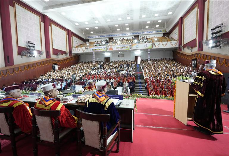 उपराष्ट्रपति श्री सी. पी. राधाकृष्णन 14 मार्च, 2026 को धर्मशाला में हिमाचल प्रदेश केंद्रीय विश्वविद्यालय के 9वें दीक्षांत समारोह को संबोधित करते हुए।