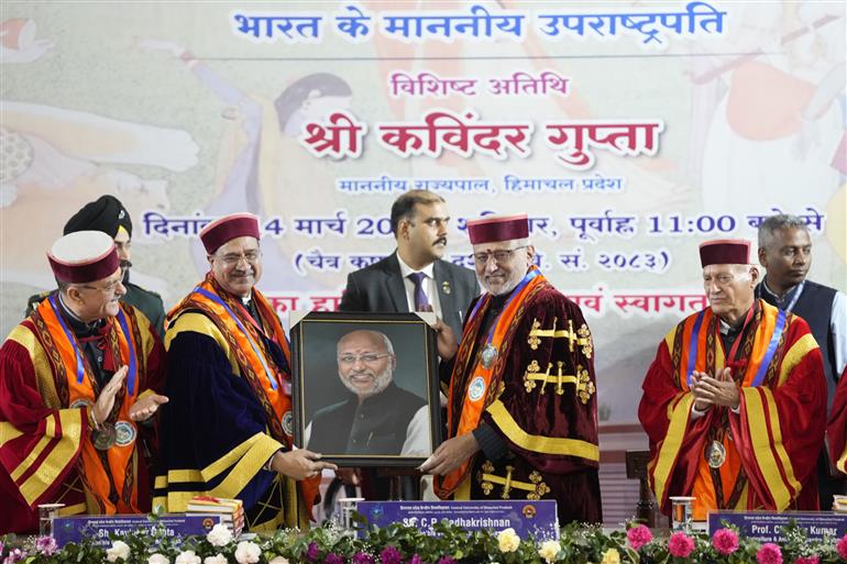 उपराष्ट्रपति श्री सी. पी. राधाकृष्णन 14 मार्च, 2026 को धर्मशाला में हिमाचल प्रदेश केंद्रीय विश्वविद्यालय के 9वें दीक्षांत समारोह को संबोधित करते हुए।