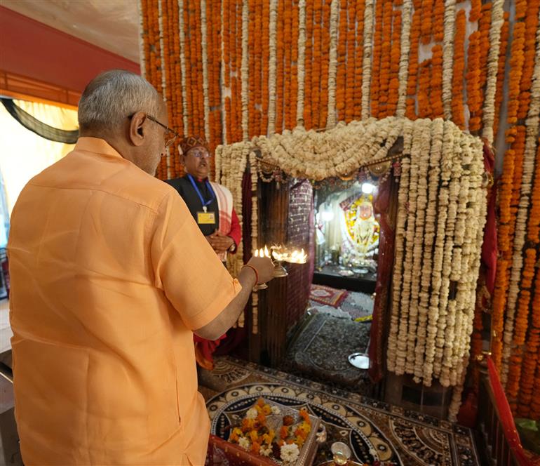 उपराष्ट्रपति श्री सी. पी. राधाकृष्णन 14 मार्च, 2026 को हिमाचल प्रदेश के कांगड़ा की अपनी यात्रा के दौरान चामुंडा नंदिकेश्वर मंदिर में पूजा-अर्चना करते हुए।