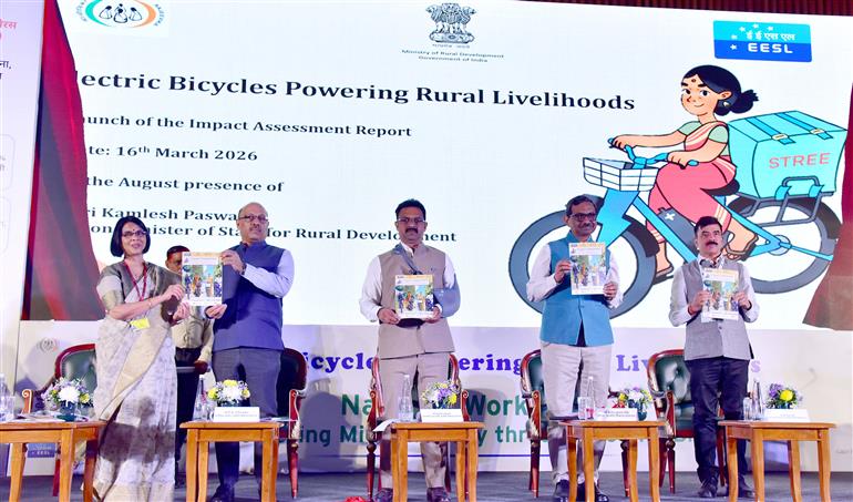 केंद्रीय ग्रामीण विकास राज्य मंत्री श्री कमलेश पासवान 16 मार्च, 2026 को नई दिल्ली में 'इलेक्ट्रिक साइकिलों के माध्यम से माइक्रोमोबिलिटी को बढ़ावा देने' विषय पर आयोजित राष्ट्रीय कार्यशाला में शामिल हुए।