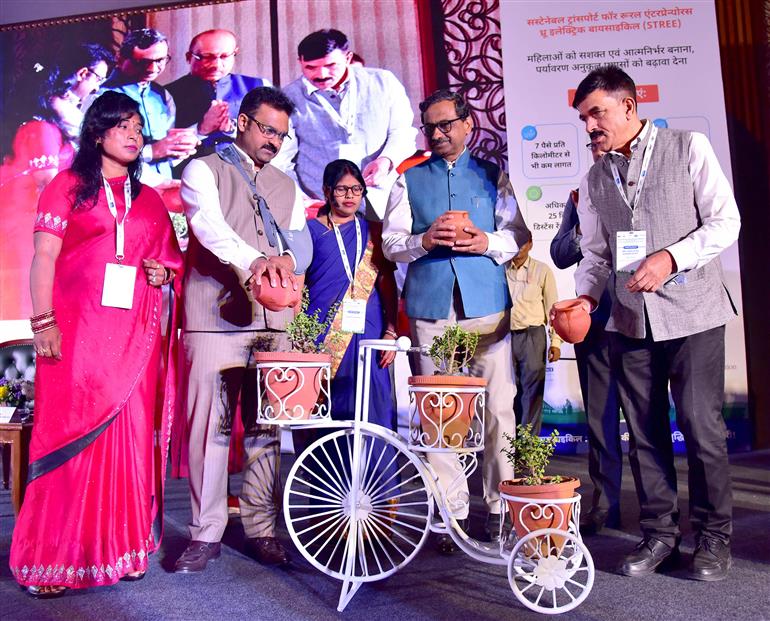 केंद्रीय ग्रामीण विकास राज्य मंत्री श्री कमलेश पासवान 16 मार्च, 2026 को नई दिल्ली में 'इलेक्ट्रिक साइकिलों के माध्यम से माइक्रोमोबिलिटी को बढ़ावा देने' विषय पर आयोजित राष्ट्रीय कार्यशाला में शामिल हुए।