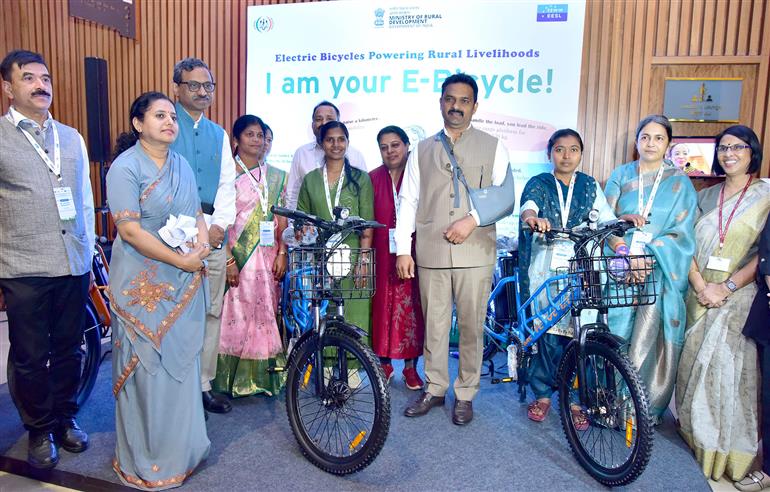 केंद्रीय ग्रामीण विकास राज्य मंत्री श्री कमलेश पासवान 16 मार्च, 2026 को नई दिल्ली में 'इलेक्ट्रिक साइकिलों के माध्यम से माइक्रोमोबिलिटी को बढ़ावा देने' विषय पर आयोजित राष्ट्रीय कार्यशाला में शामिल हुए।