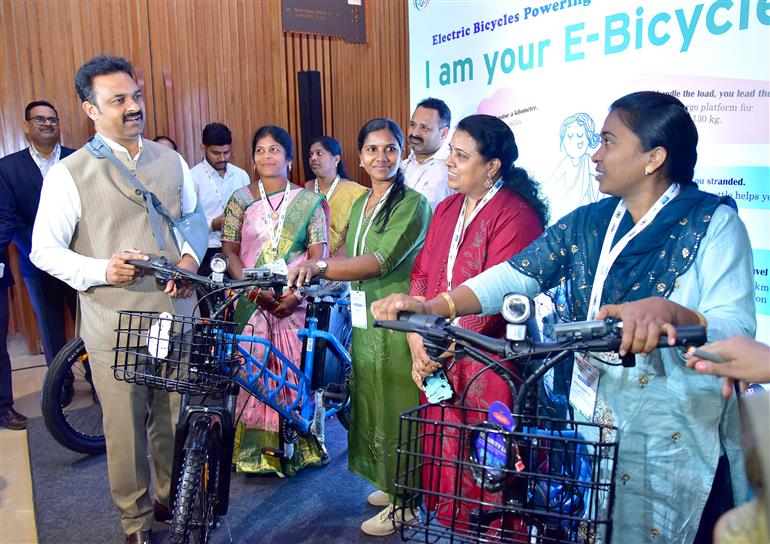 केंद्रीय ग्रामीण विकास राज्य मंत्री श्री कमलेश पासवान 16 मार्च, 2026 को नई दिल्ली में 'इलेक्ट्रिक साइकिलों के माध्यम से माइक्रोमोबिलिटी को बढ़ावा देने' विषय पर आयोजित राष्ट्रीय कार्यशाला में शामिल हुए।