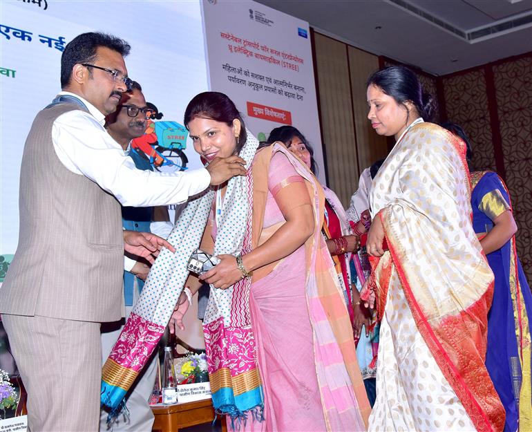 केंद्रीय ग्रामीण विकास राज्य मंत्री श्री कमलेश पासवान 16 मार्च, 2026 को नई दिल्ली में 'इलेक्ट्रिक साइकिलों के माध्यम से माइक्रोमोबिलिटी को बढ़ावा देने' विषय पर आयोजित राष्ट्रीय कार्यशाला में शामिल हुए।