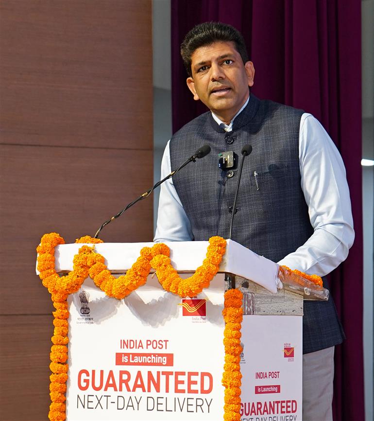 केंद्रीय ग्रामीण विकास और संचार राज्य मंत्री डॉ. चंद्रशेखर पेम्मासानी 17 मार्च, 2026 को नई दिल्ली स्थित आकाशवाणी भवन के रंगभवन सभागार में छह प्रमुख शहरों में 