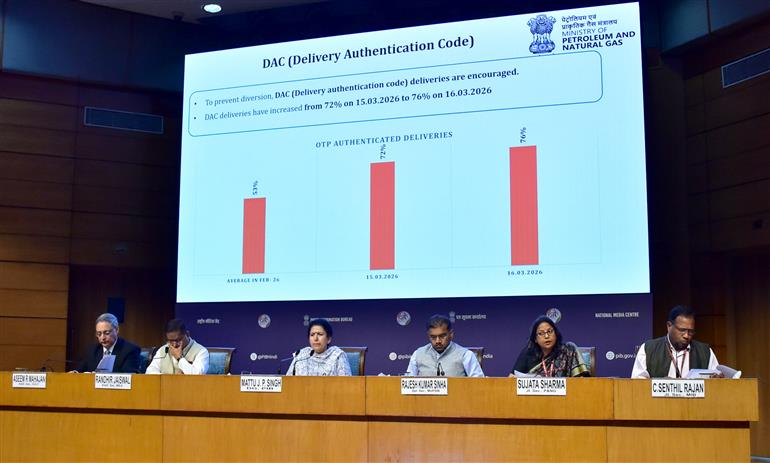 पेट्रोलियम एवं प्राकृतिक गैस मंत्रालय की संयुक्त सचिव सुश्री सुजाता शर्मा 17 मार्च, 2026 को नई दिल्ली स्थित राष्ट्रीय मीडिया केंद्र में पश्चिम एशिया के हालिया घटनाक्रमों पर अंतर-मंत्रालयी प्रेस ब्रीफिंग को संबोधित करती हुईं।