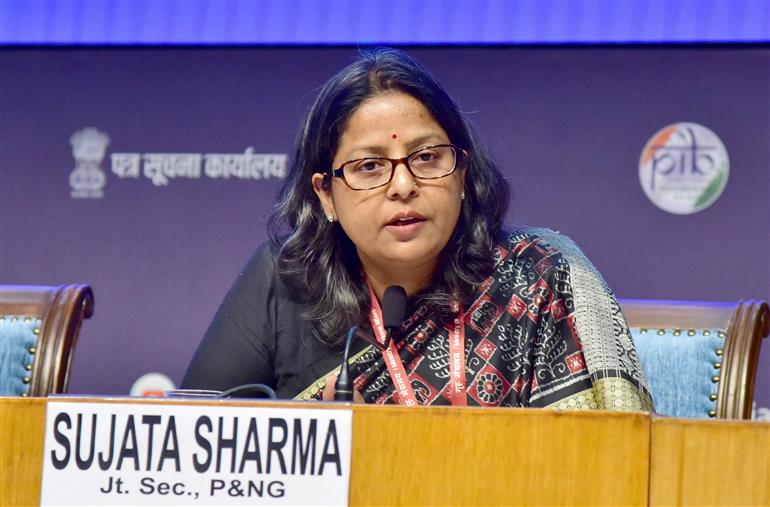 पेट्रोलियम एवं प्राकृतिक गैस मंत्रालय की संयुक्त सचिव सुश्री सुजाता शर्मा 17 मार्च, 2026 को नई दिल्ली स्थित राष्ट्रीय मीडिया केंद्र में पश्चिम एशिया के हालिया घटनाक्रमों पर अंतर-मंत्रालयी प्रेस ब्रीफिंग को संबोधित करती हुईं।