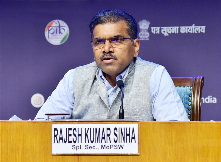 पत्तन, पोत परिवहन और जलमार्ग मंत्रालय के विशेष सचिव श्री राजेश कुमार सिन्हा 17 मार्च, 2026 को नई दिल्ली स्थित राष्ट्रीय मीडिया केंद्र में पश्चिम एशिया के हालिया घटनाक्रमों पर अंतर-मंत्रालयी प्रेस ब्रीफिंग को संबोधित करते हुए।