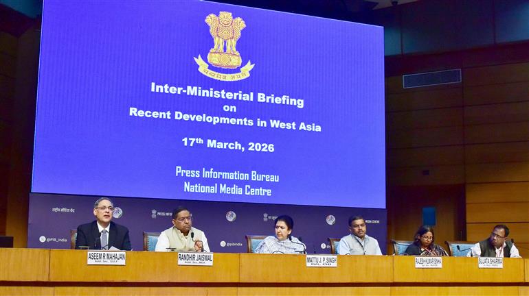 विदेश मंत्रालय के अपर सचिव श्री रणधीर जायसवाल 17 मार्च, 2026 को नई दिल्ली स्थित राष्ट्रीय मीडिया केंद्र में पश्चिम एशिया के हालिया घटनाक्रमों पर अंतर-मंत्रालयी प्रेस ब्रीफिंग को संबोधित करते हुए।
