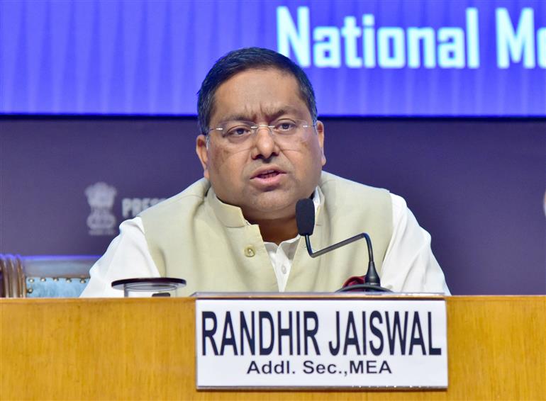 विदेश मंत्रालय के अपर सचिव श्री रणधीर जायसवाल 17 मार्च, 2026 को नई दिल्ली स्थित राष्ट्रीय मीडिया केंद्र में पश्चिम एशिया के हालिया घटनाक्रमों पर अंतर-मंत्रालयी प्रेस ब्रीफिंग को संबोधित करते हुए।