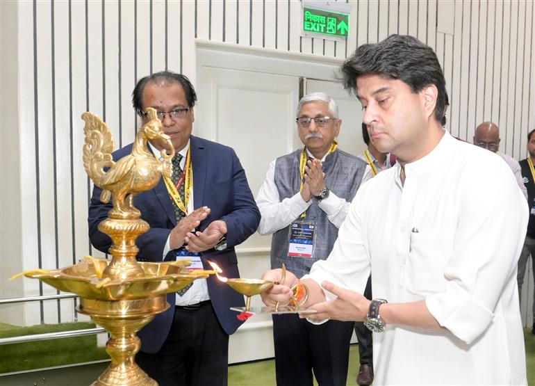 केंद्रीय संचार एवं उत्तर-पूर्वी क्षेत्र विकास मंत्री श्री ज्योतिरादित्य एम. सिंधिया 18 मार्च, 2026 को नई दिल्ली स्थित विज्ञान भवन में दूरसंचार इंजीनियरिंग केंद्र (टीईसी) द्वारा आयोजित '6जी मानकीकरण पर अंतर्राष्ट्रीय कार्यशाला' में दीप प्रज्ज्वलित करते हुए।