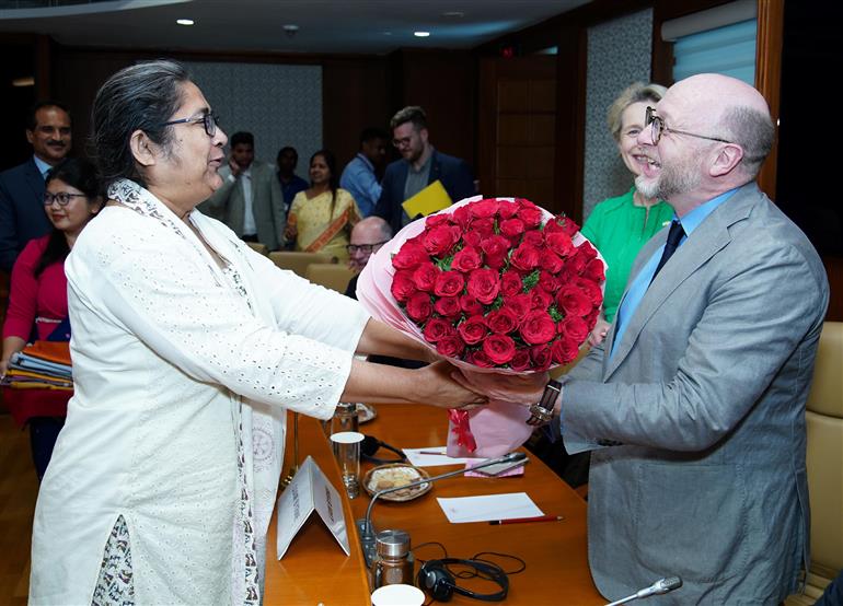 वाणिज्य विभाग से संबंधित संसदीय स्थायी समिति ने 18 मार्च, 2026 को नई दिल्ली स्थित संसद भवन में यूनाइटेड किंगडम की संसद की व्यापार एवं वाणिज्य समिति के आठ-सदस्यीय प्रतिनिधिमंडल के साथ विचारों और जानकारियों के आदान-प्रदान के लिए बातचीत की।