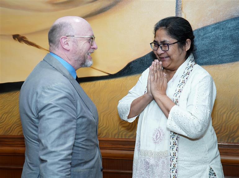 वाणिज्य विभाग से संबंधित संसदीय स्थायी समिति ने 18 मार्च, 2026 को नई दिल्ली स्थित संसद भवन में यूनाइटेड किंगडम की संसद की व्यापार एवं वाणिज्य समिति के आठ-सदस्यीय प्रतिनिधिमंडल के साथ विचारों और जानकारियों के आदान-प्रदान के लिए बातचीत की।