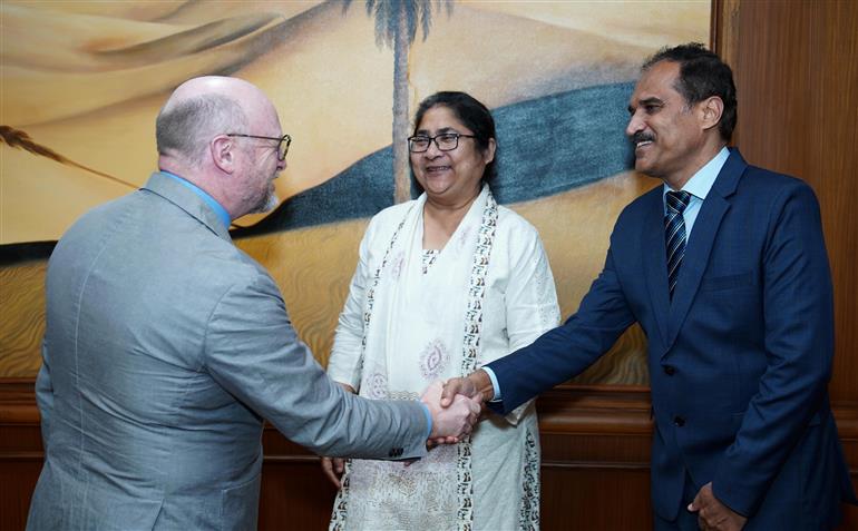 वाणिज्य विभाग से संबंधित संसदीय स्थायी समिति ने 18 मार्च, 2026 को नई दिल्ली स्थित संसद भवन में यूनाइटेड किंगडम की संसद की व्यापार एवं वाणिज्य समिति के आठ-सदस्यीय प्रतिनिधिमंडल के साथ विचारों और जानकारियों के आदान-प्रदान के लिए बातचीत की।