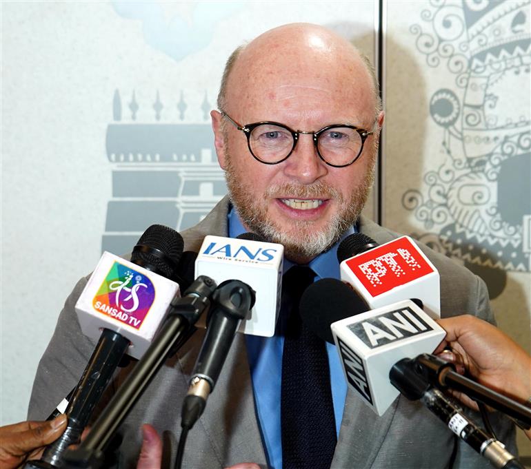 वाणिज्य विभाग से संबंधित संसदीय स्थायी समिति ने 18 मार्च, 2026 को नई दिल्ली स्थित संसद भवन में यूनाइटेड किंगडम की संसद की व्यापार एवं वाणिज्य समिति के आठ-सदस्यीय प्रतिनिधिमंडल के साथ विचारों और जानकारियों के आदान-प्रदान के लिए बातचीत की।