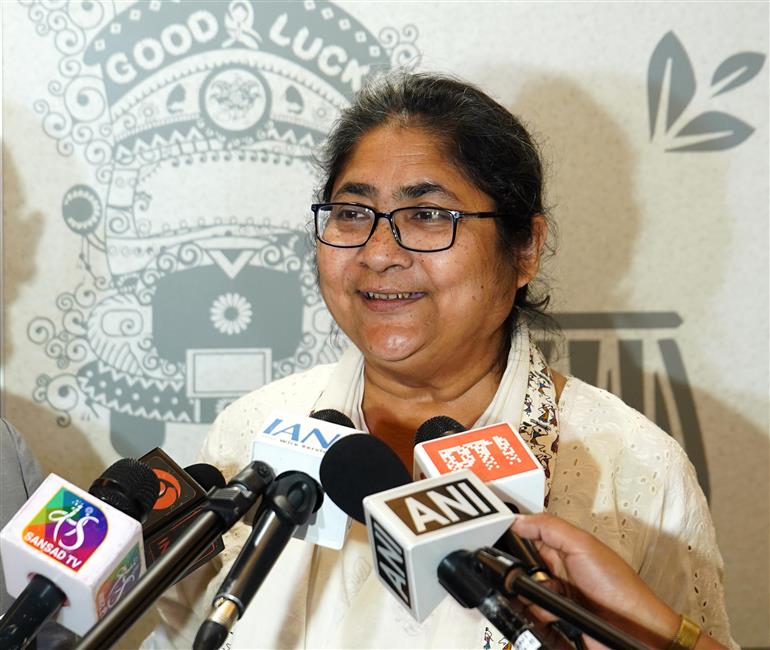 वाणिज्य विभाग से संबंधित संसदीय स्थायी समिति ने 18 मार्च, 2026 को नई दिल्ली स्थित संसद भवन में यूनाइटेड किंगडम की संसद की व्यापार एवं वाणिज्य समिति के आठ-सदस्यीय प्रतिनिधिमंडल के साथ विचारों और जानकारियों के आदान-प्रदान के लिए बातचीत की।