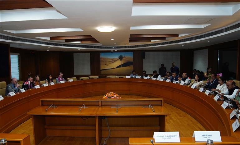 वाणिज्य विभाग से संबंधित संसदीय स्थायी समिति ने 18 मार्च, 2026 को नई दिल्ली स्थित संसद भवन में यूनाइटेड किंगडम की संसद की व्यापार एवं वाणिज्य समिति के आठ-सदस्यीय प्रतिनिधिमंडल के साथ विचारों और जानकारियों के आदान-प्रदान के लिए बातचीत की।